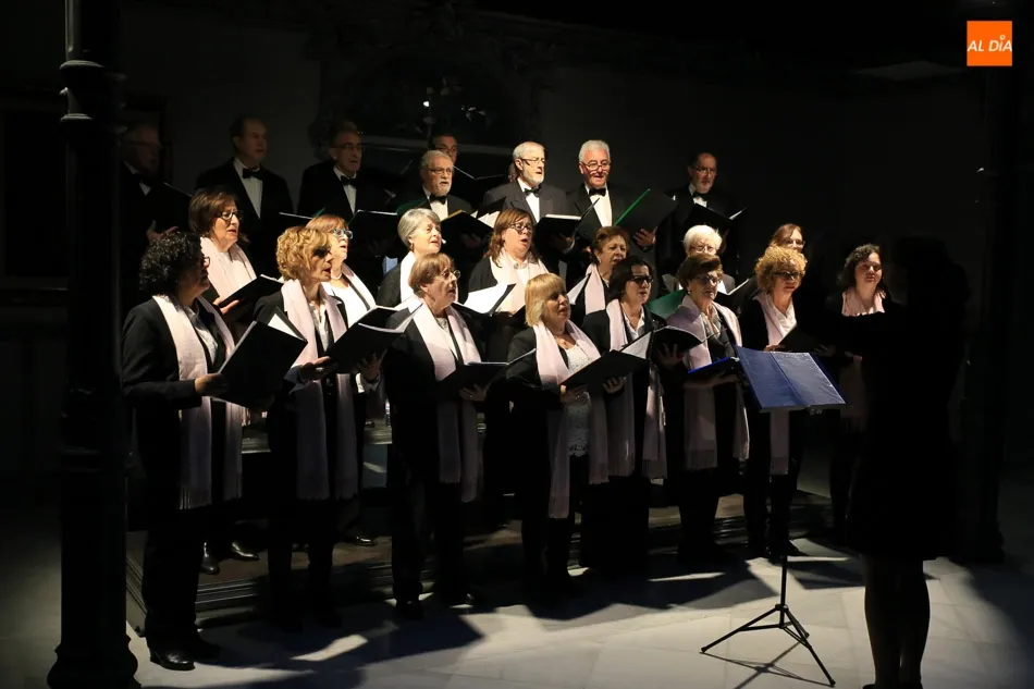 Foto 6 - La Coral Salmantina ofrece un magistral concierto de Navidad en el Museo Casa Lis