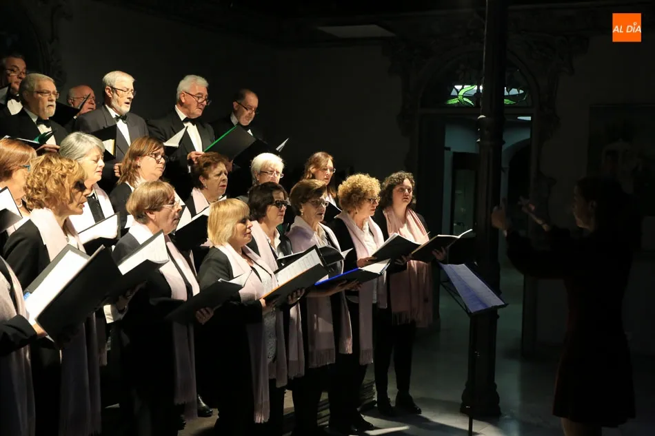 Foto 5 - La Coral Salmantina ofrece un magistral concierto de Navidad en el Museo Casa Lis