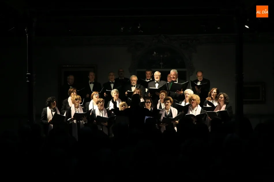 Foto 3 - La Coral Salmantina ofrece un magistral concierto de Navidad en el Museo Casa Lis