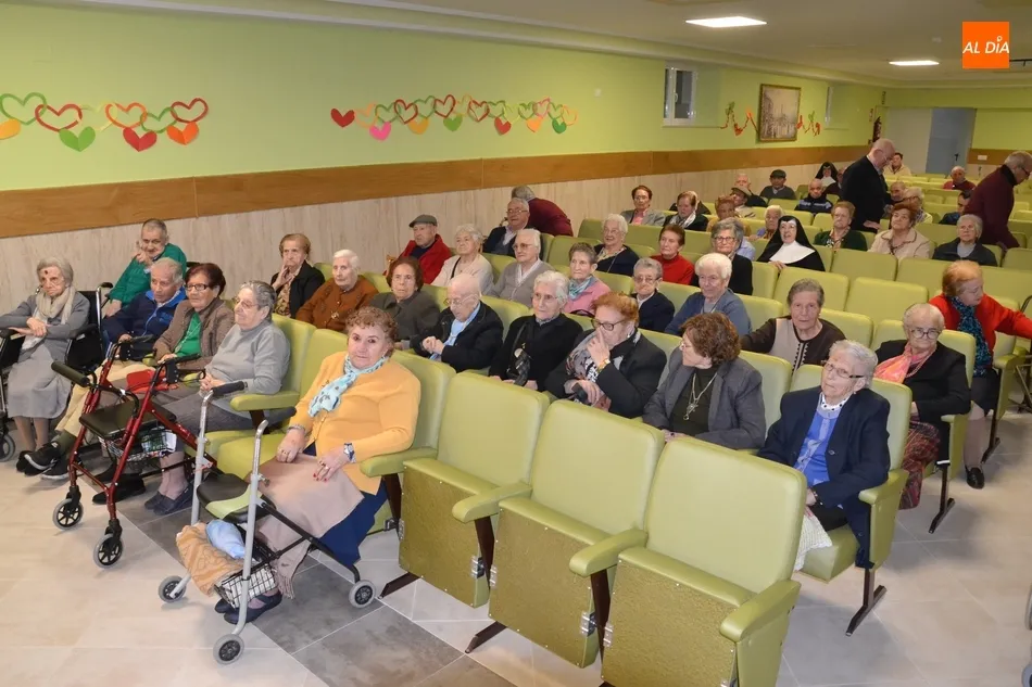 Los residentes de San José rememoran éxitos de toda la vida con Lauren Risueño  