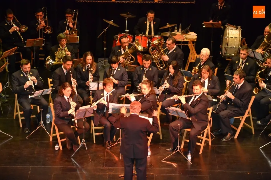Foto 9 - Bajo respaldo del p&uacute;blico mirobrigense a la actuaci&oacute;n de su Banda Municipal  