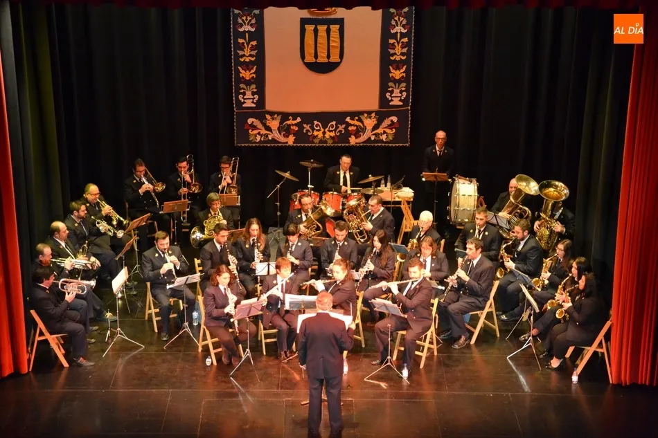 Foto 10 - Bajo respaldo del p&uacute;blico mirobrigense a la actuaci&oacute;n de su Banda Municipal  