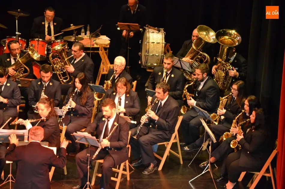 Foto 7 - Bajo respaldo del p&uacute;blico mirobrigense a la actuaci&oacute;n de su Banda Municipal  