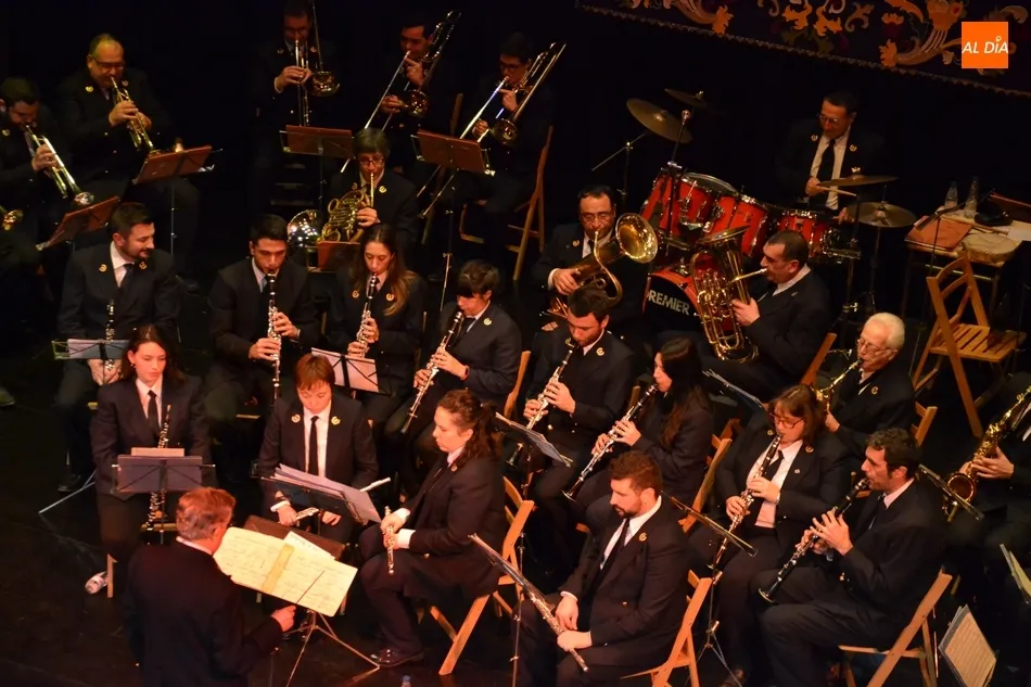 Foto 6 - Bajo respaldo del p&uacute;blico mirobrigense a la actuaci&oacute;n de su Banda Municipal  