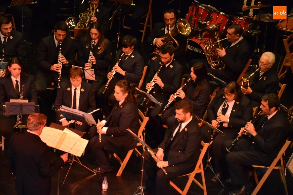 Foto 5 - Bajo respaldo del p&uacute;blico mirobrigense a la actuaci&oacute;n de su Banda Municipal  
