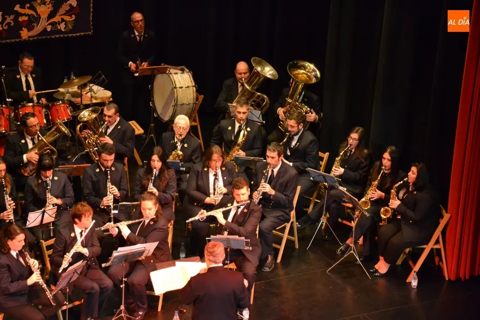 Foto 4 - Bajo respaldo del p&uacute;blico mirobrigense a la actuaci&oacute;n de su Banda Municipal  