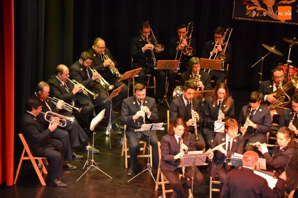 Foto 3 - Bajo respaldo del p&uacute;blico mirobrigense a la actuaci&oacute;n de su Banda Municipal  