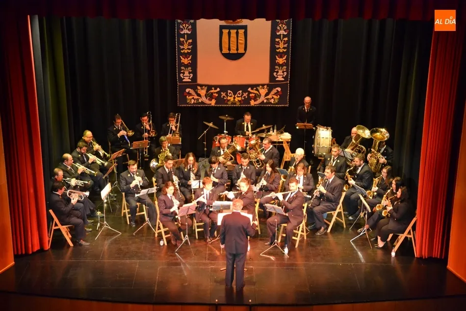 Foto 2 - Bajo respaldo del p&uacute;blico mirobrigense a la actuaci&oacute;n de su Banda Municipal  