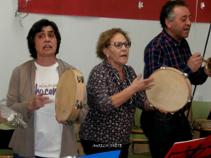 Foto 4 - Los alumnos del CEPA El Inestal&nbsp;se marchan de vacaciones organizado una animada tarde festiva