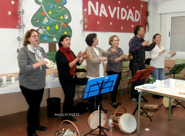 Foto 2 - Los alumnos del CEPA El Inestal&nbsp;se marchan de vacaciones organizado una animada tarde festiva