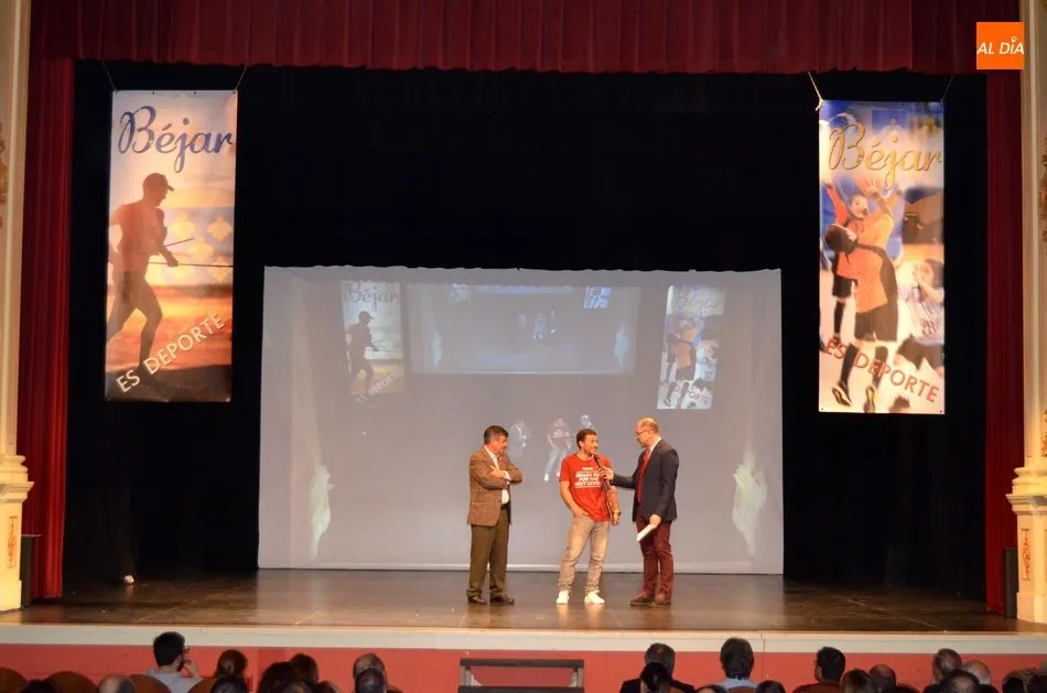Foto 6 - &Aacute;ngela Nieto y Alfredo Gil se alzan con los premios absolutos de la Gala del Deporte bejarano  