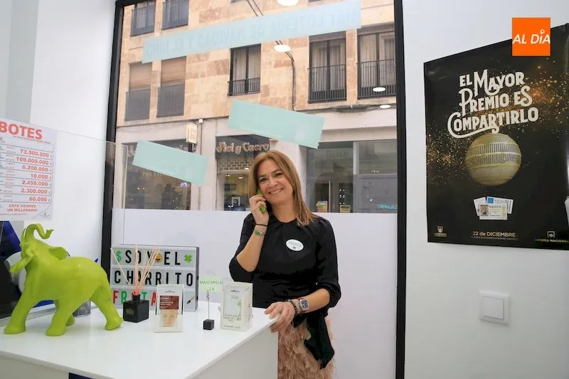 El quinto premio del Sorteo de Navidad es repartido por la administración Perfuma Tu Suerte