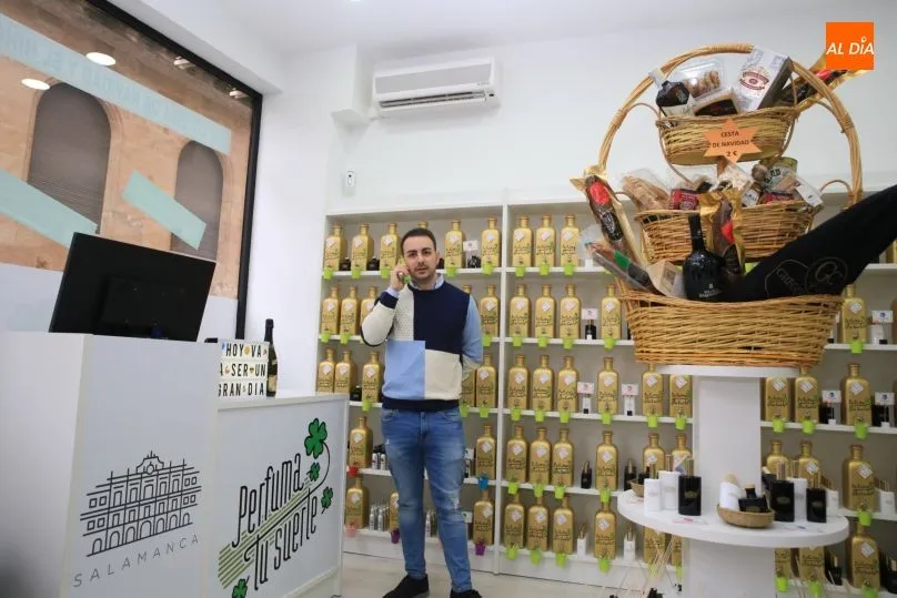 Foto 9 - El quinto premio del Sorteo de Navidad es repartido por la administraci&oacute;n Perfuma Tu Suerte