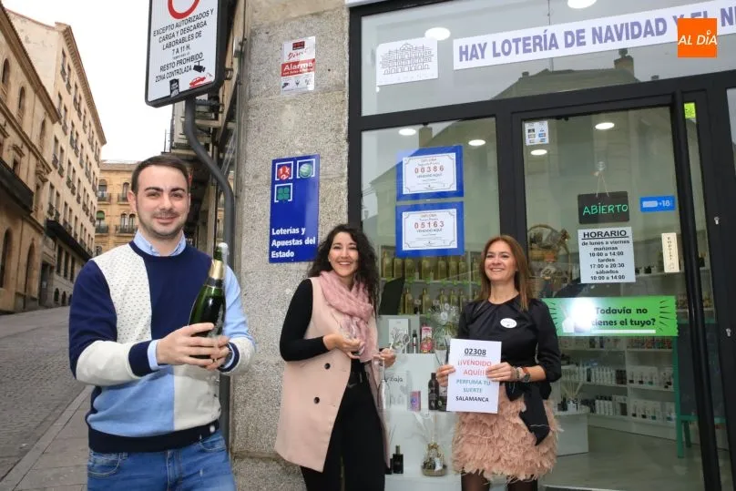 Foto 8 - El quinto premio del Sorteo de Navidad es repartido por la administraci&oacute;n Perfuma Tu Suerte