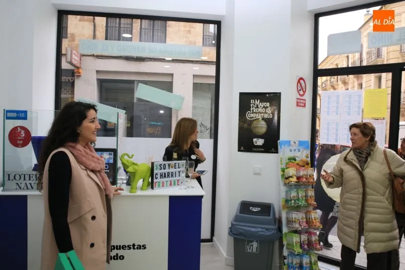 Foto 7 - El quinto premio del Sorteo de Navidad es repartido por la administraci&oacute;n Perfuma Tu Suerte