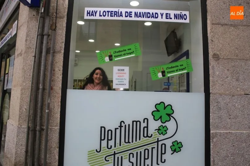 Foto 5 - El quinto premio del Sorteo de Navidad es repartido por la administraci&oacute;n Perfuma Tu Suerte