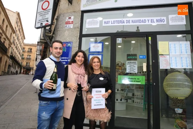 Foto 3 - El quinto premio del Sorteo de Navidad es repartido por la administraci&oacute;n Perfuma Tu Suerte
