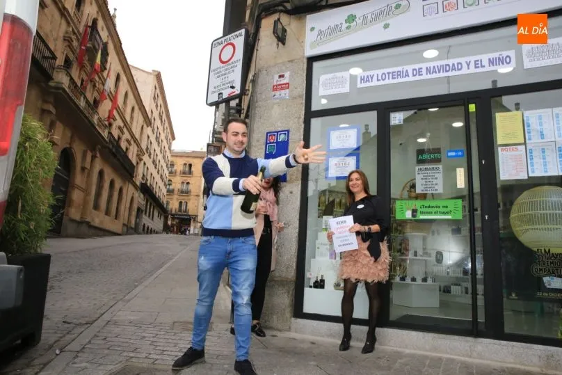 Foto 2 - El quinto premio del Sorteo de Navidad es repartido por la administraci&oacute;n Perfuma Tu Suerte