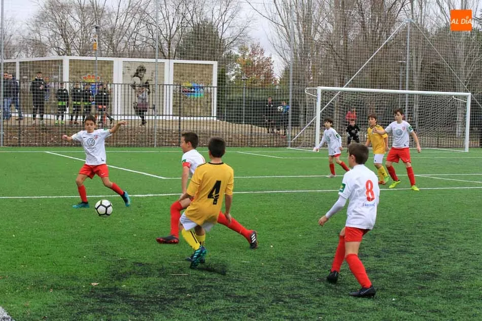 Foto 10 - Jorge D&acute;Alessandro apadrina la zona deportiva de Valdelagua, Aldebar&aacute;n y &Aacute;tika  