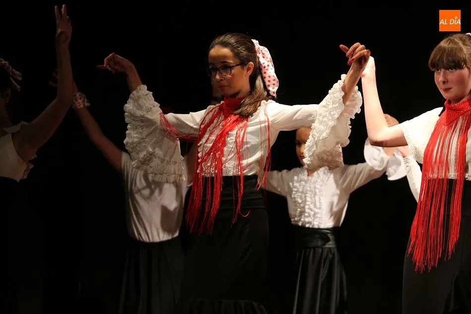 Foto 6 - La solidaridad llena el teatro con una nueva edici&oacute;n de la gala ben&eacute;fica de baile