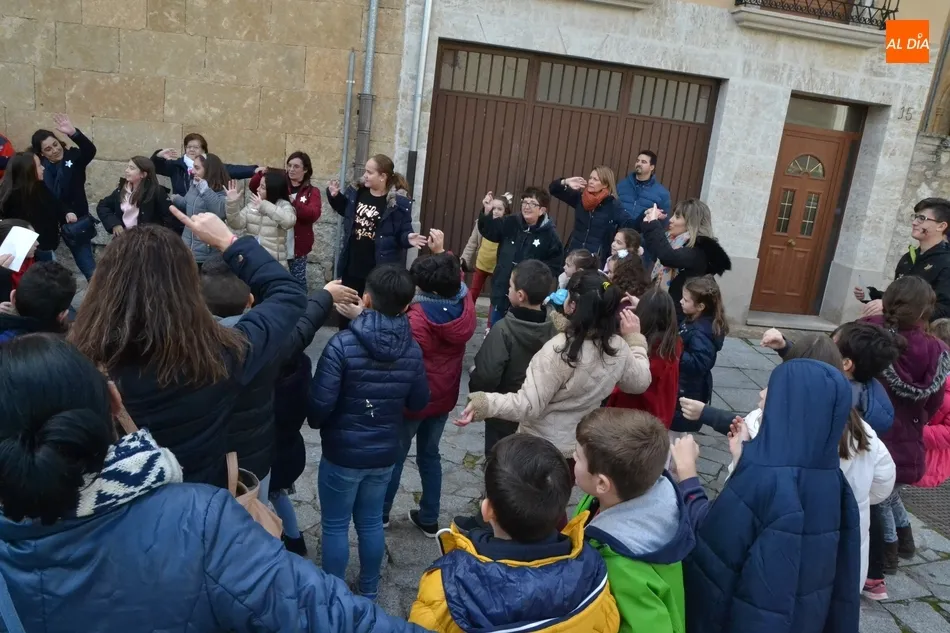 Foto 6 - M&aacute;s de un centenar de ni&ntilde;os inunda de estrellas las calles mirobrigenses  