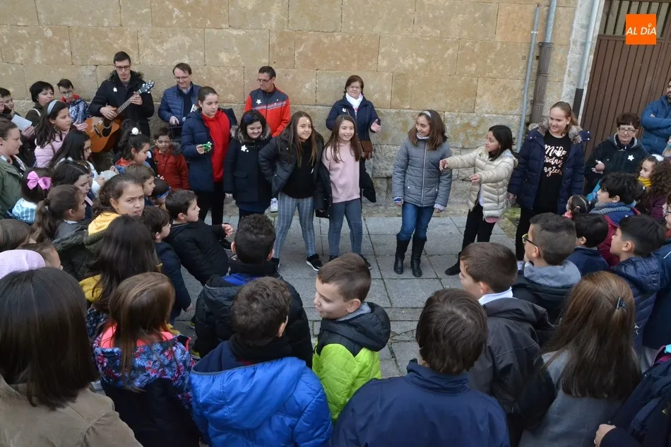 Foto 8 - M&aacute;s de un centenar de ni&ntilde;os inunda de estrellas las calles mirobrigenses  