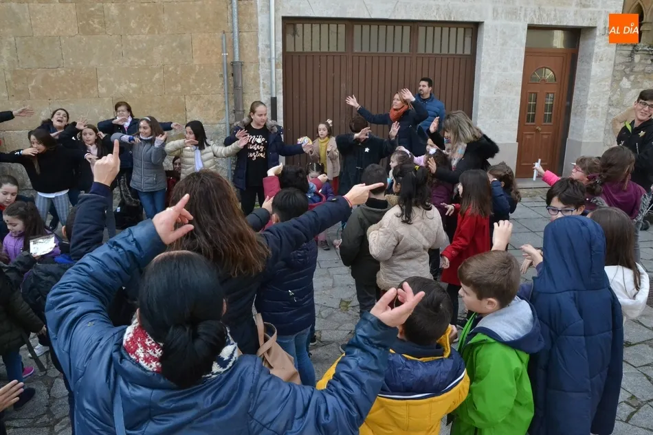 Foto 4 - M&aacute;s de un centenar de ni&ntilde;os inunda de estrellas las calles mirobrigenses  