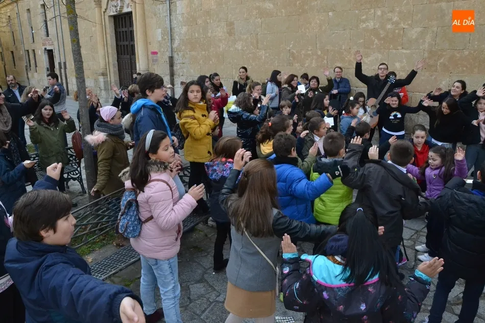 Foto 5 - M&aacute;s de un centenar de ni&ntilde;os inunda de estrellas las calles mirobrigenses  