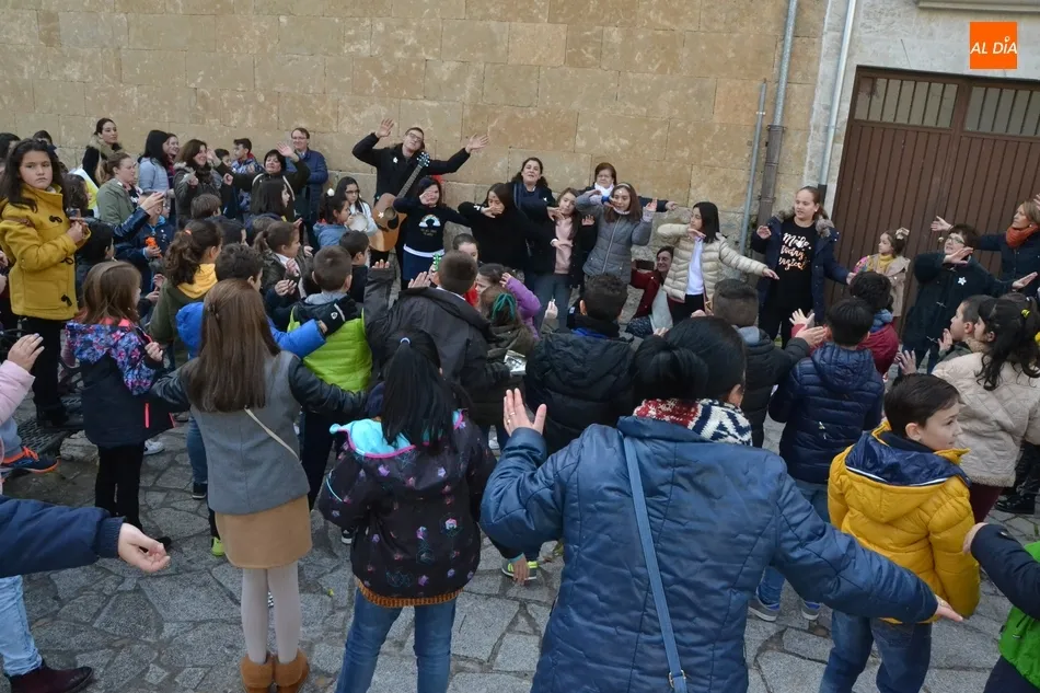 Foto 3 - M&aacute;s de un centenar de ni&ntilde;os inunda de estrellas las calles mirobrigenses  