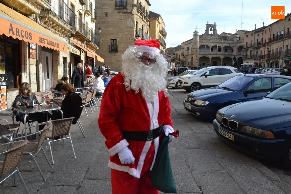 Los establecimientos de la Plaza Mayor fichan a Papá Noel  