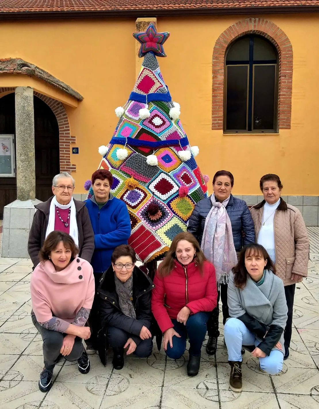 Foto 3 - Las mujeres de Morasverdes crean un gran &aacute;rbol con punto y ganchillo  