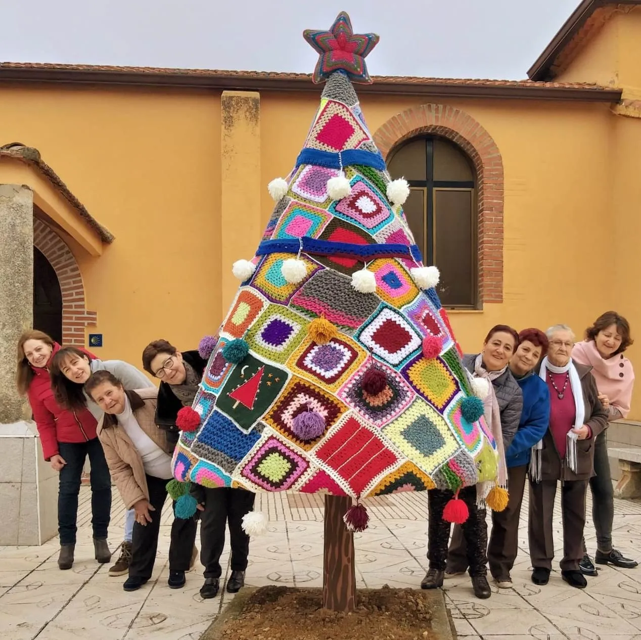 Foto 4 - Las mujeres de Morasverdes crean un gran &aacute;rbol con punto y ganchillo  