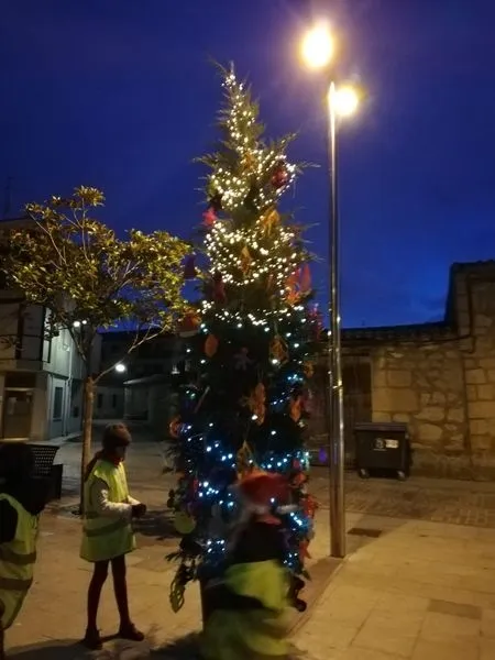 Foto 6 - Ciudad de los Ni&ntilde;os de Villamayor decora el &aacute;rbol principal con esfuerzo e ilusi&oacute;n&nbsp;  