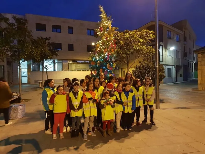 Foto 4 - Ciudad de los Ni&ntilde;os de Villamayor decora el &aacute;rbol principal con esfuerzo e ilusi&oacute;n&nbsp;  