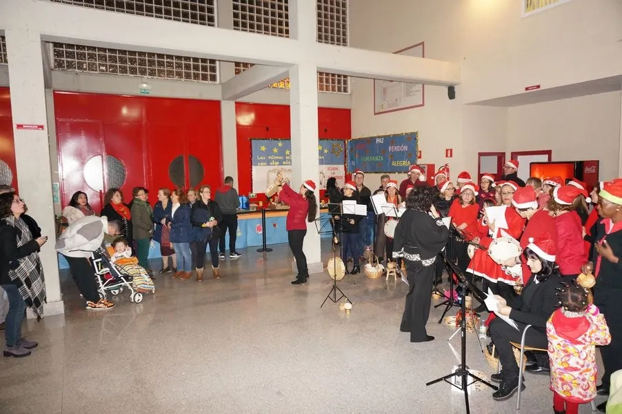Foto 7 - Los alumnos&nbsp;del colegio de Villares de la Reina dan la bienvenida a la Navidad con un concierto de ...