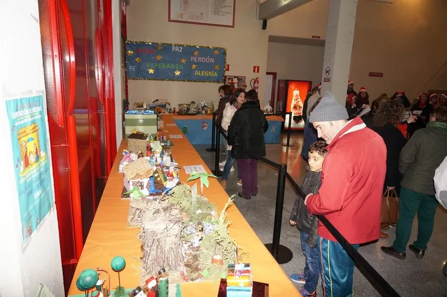 Foto 6 - Los alumnos&nbsp;del colegio de Villares de la Reina dan la bienvenida a la Navidad con un concierto de ...