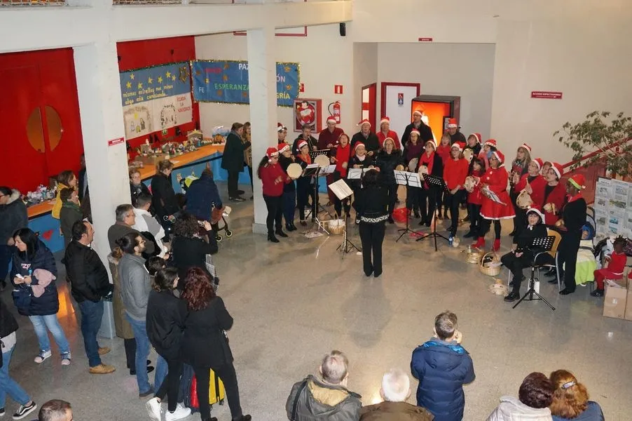 Foto 5 - Los alumnos&nbsp;del colegio de Villares de la Reina dan la bienvenida a la Navidad con un concierto de ...