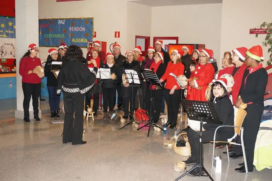 Foto 3 - Los alumnos&nbsp;del colegio de Villares de la Reina dan la bienvenida a la Navidad con un concierto de ...