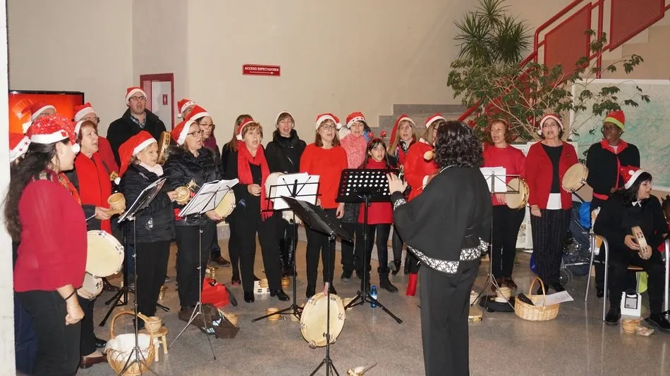 Los alumnos del colegio de Villares de la Reina dan la bienvenida a la Navidad con un concierto de ...