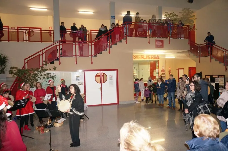 Foto 2 - Los alumnos&nbsp;del colegio de Villares de la Reina dan la bienvenida a la Navidad con un concierto de ...