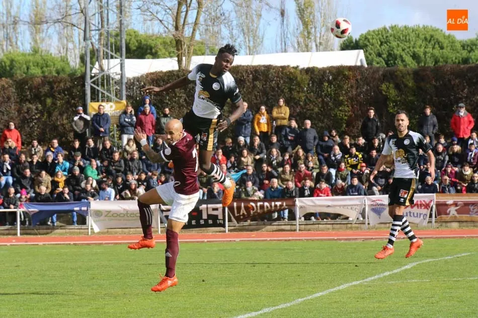 Admonio despeja un balón en el derbi