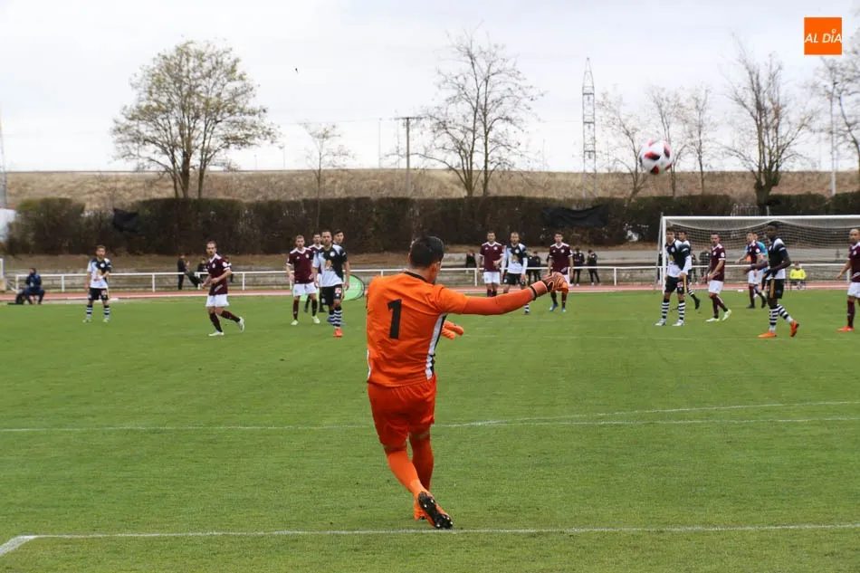 Molina realiza un saque de puerta