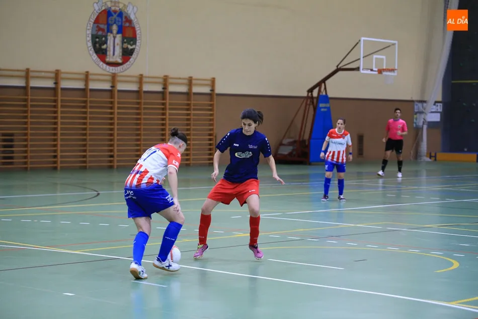 Foto 7 - La USAL cae de manera clara ante el Navalcarnero (1-5)
