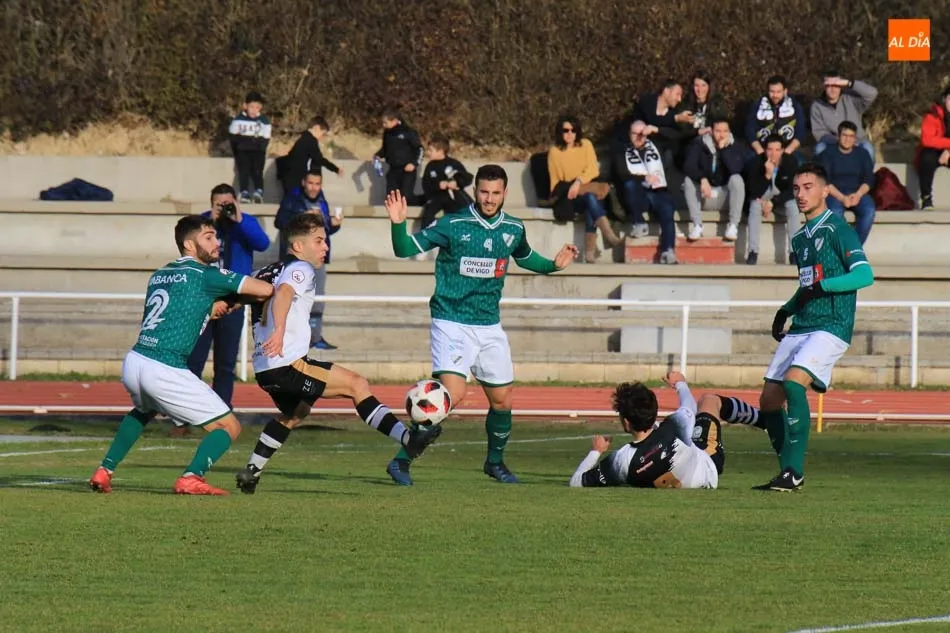 Foto 8 - Unionistas descarga su tormenta perfecta en ataque ante el Coruxo (4-0)