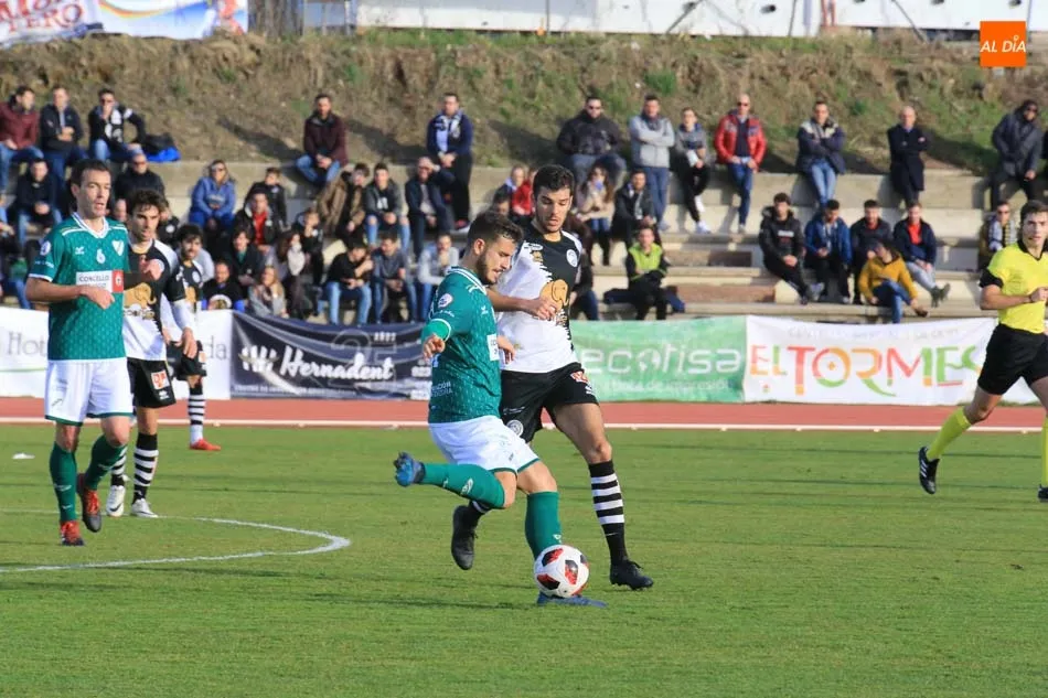Foto 7 - Unionistas descarga su tormenta perfecta en ataque ante el Coruxo (4-0)