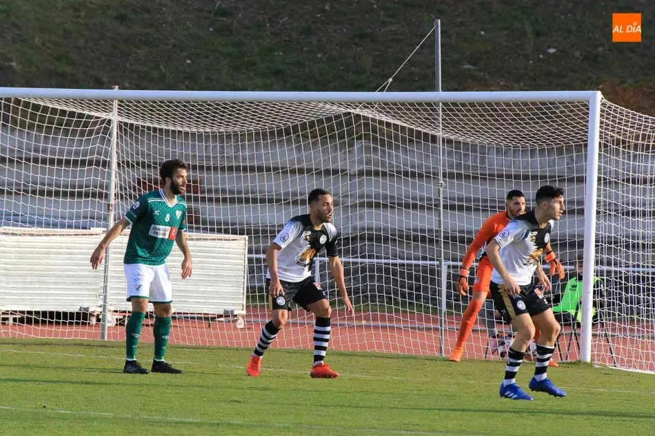 Foto 6 - Unionistas descarga su tormenta perfecta en ataque ante el Coruxo (4-0)