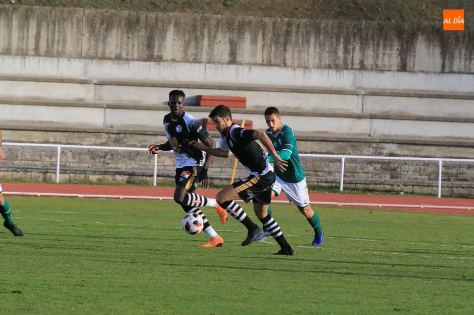 Foto 5 - Unionistas descarga su tormenta perfecta en ataque ante el Coruxo (4-0)