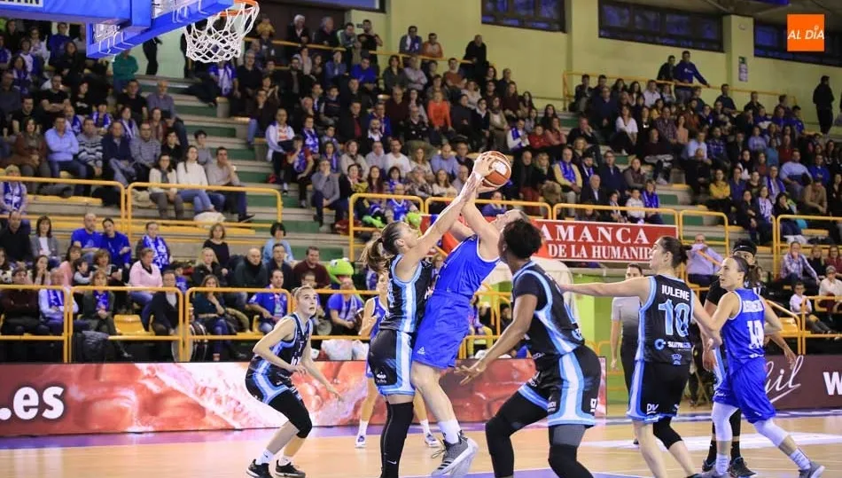 Eldebrink intenta tirar a canasta