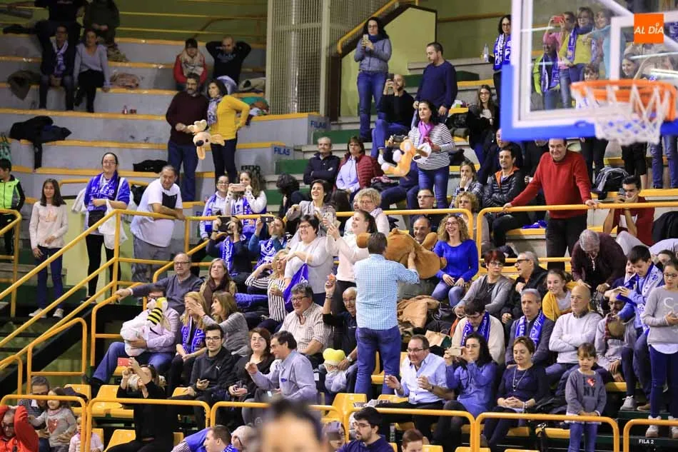 Foto 10 - Perfumer&iacute;as Avenida derrota al IDK Gipuzkoa tras una gran primera parte (58-54)