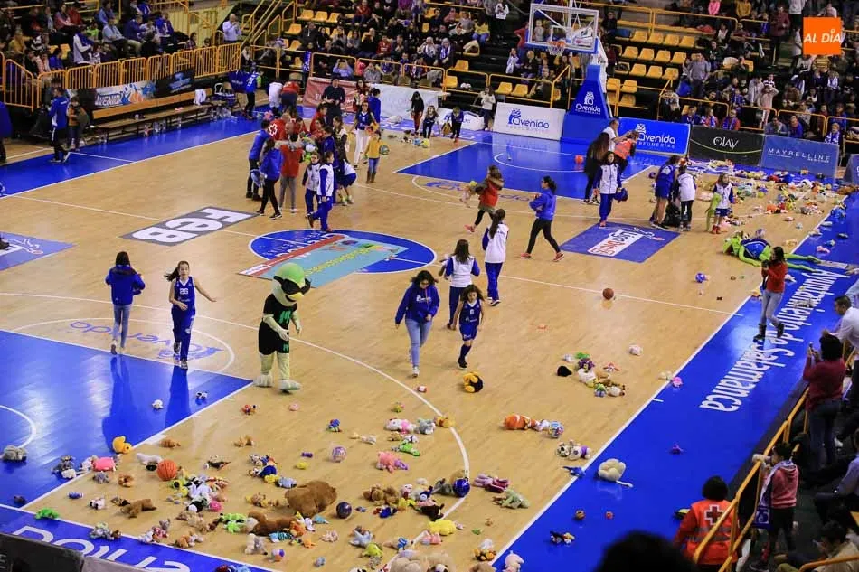 Foto 6 - Perfumer&iacute;as Avenida derrota al IDK Gipuzkoa tras una gran primera parte (58-54)